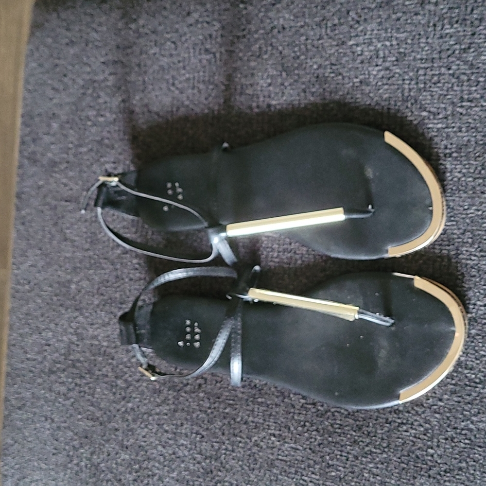 Woman's 7.5 M thong sandal